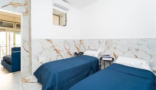 Chiaia / Mergellina – Elegante Bilivello Ristrutturato in Piazza Sannazzaro